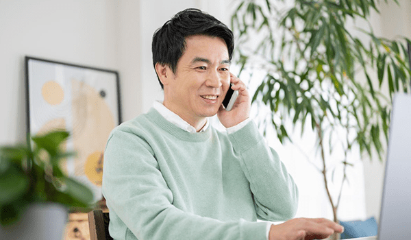 電話をする男性
