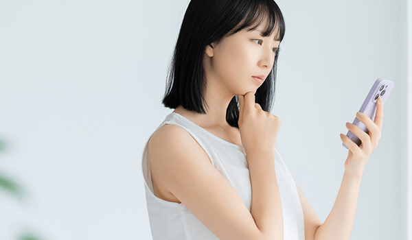 スマートフォンを眺める女性